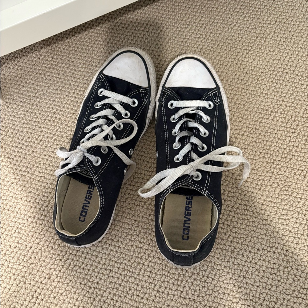 Women’s Low Top Converse Size 9